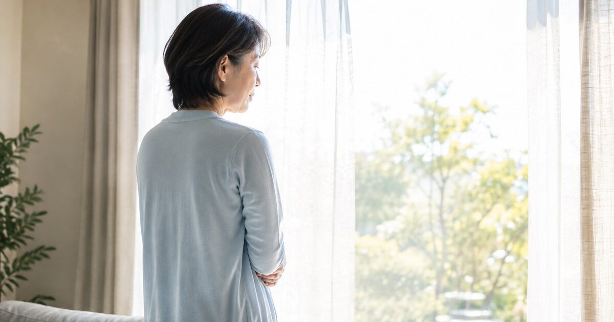 冷房で冷えた体をセルフヒーリングで整える女性（福岡のレイキ講座・ヒーリング）