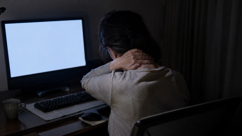 夜まで残る首と肩のこわばりのイメージ|眠りが浅くなる原因