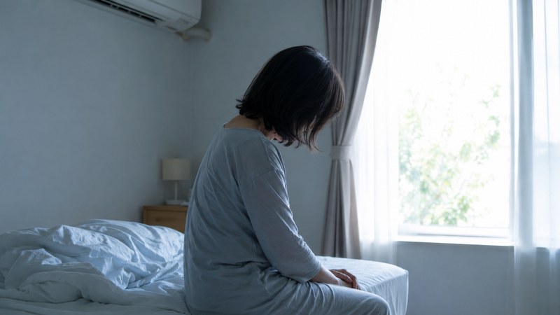 朝から体が重い夏のだるさのイメージ|夏の自律神経の乱れ
