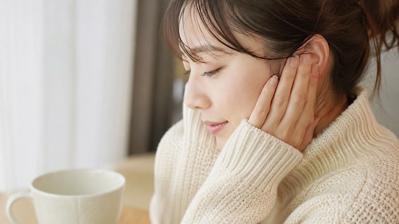 両手のひらで耳を包んで温める自然療法のセルフケア|福岡のレイキ講座